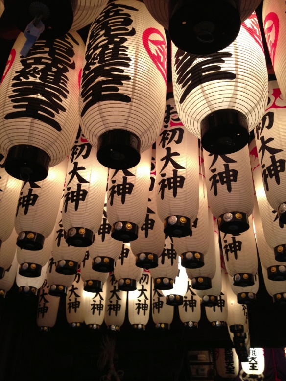 lanterns at hozen-ji temple